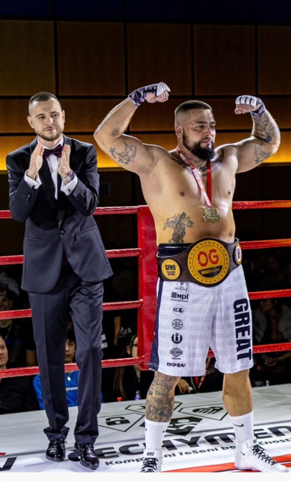 Patrik Plachetka v ringu se svými trenéry během boxerského zápasu